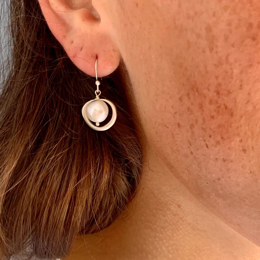 Philippa Roberts - Organic Circle Earrings with Pearl in Vermeil