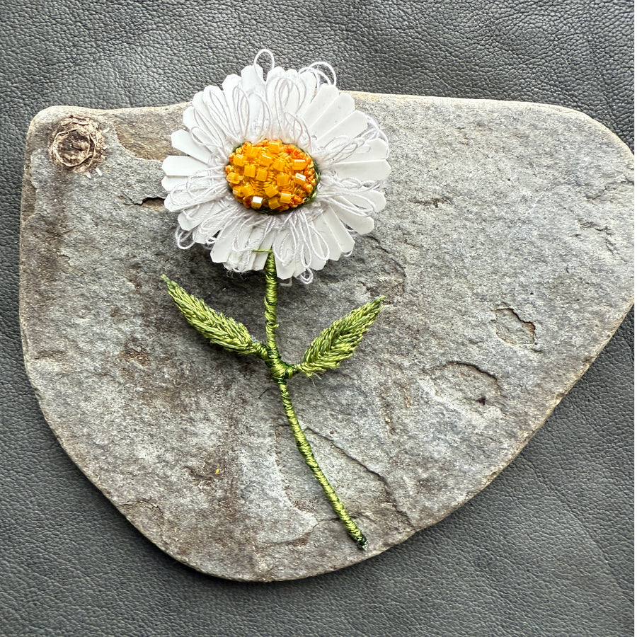 Trovelore - White Daisy Brooch