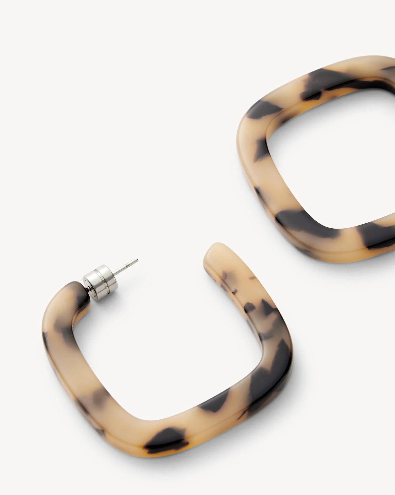 Machete -Midi Square Hoops in Blonde Tortoise – The Clay Pot