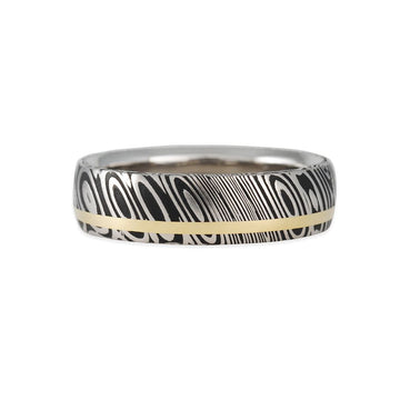 Chris Ploof - Off-Set Inlay Damascus Band - The Clay Pot - Chris Ploof - 18k yellow gold, mensband, Ring, Size 10